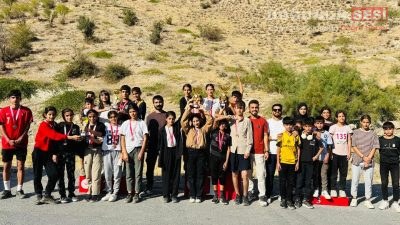 Hakkari’de düzenlenen Okul Sporları Kros Yarışmaları, büyük bir heyecana sahne