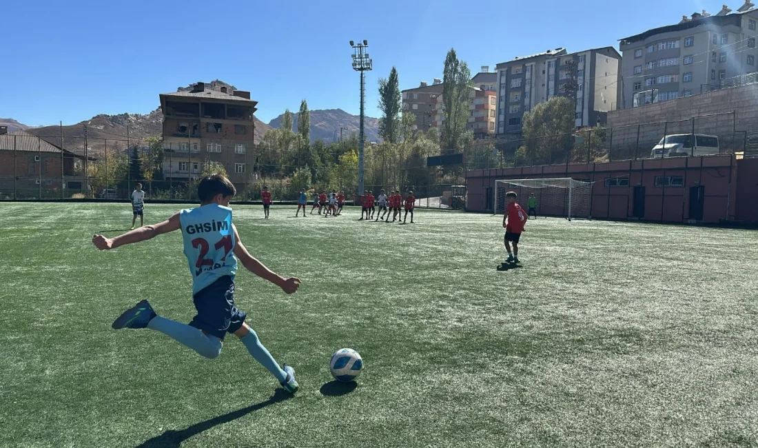 Hakkari’de Yıldız Erkekler Futbol İl Birinciliği Müsabakaları Başladı Hakkari’de genç sporcuların büyük heyecanla beklediği Yıldız Erkekler Futbol İl