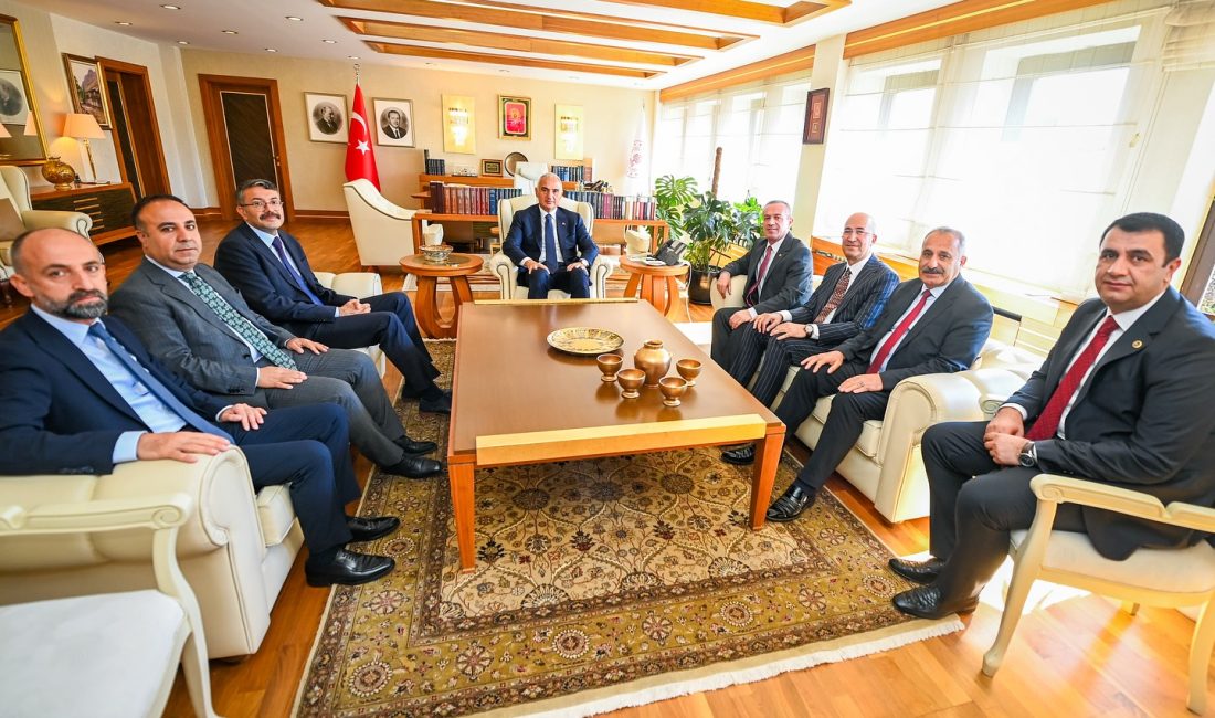 Hakkari Valisi Ali Çelik, il protokolü ve belediye başkanları ile