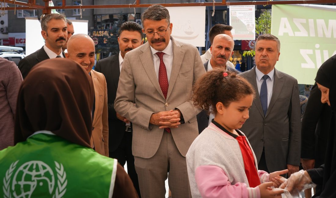 Gazze İçin Hakkari Tek Yürek Oldu Vali Ali Çelik, Filistin’e Yardım Kermesin’de Duyarlılık Mesajı Verdi Hakkari’de mazlum coğrafyalara uzanan örnek bir dayanışma sergilendi. Hakkari Valisi