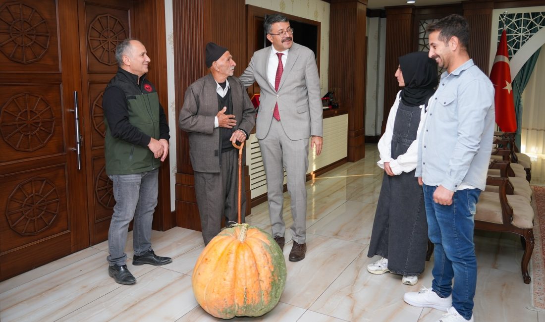 Hakkari’de Rekor Bal Kabağı Hasadı: 50,5 Kilo! Hakkari’nin üretken topraklarında örnek bir başarı hikâyesi yaşandı. Kente bağlı