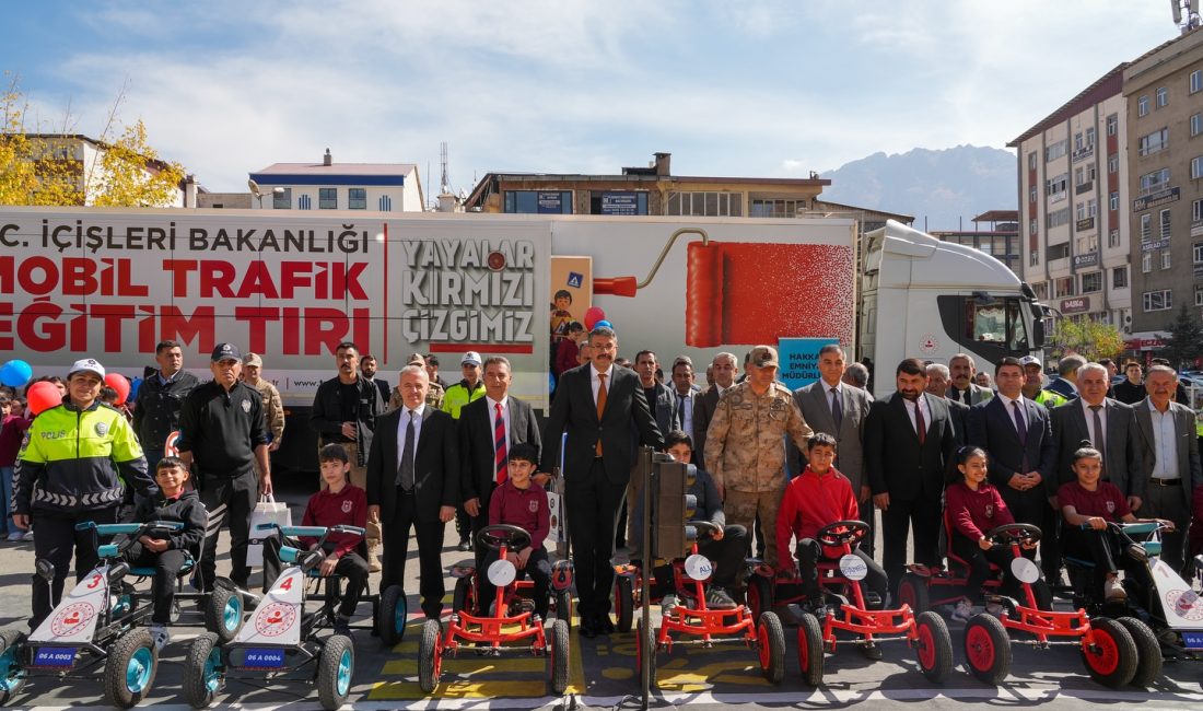 Vali Ali Çelik Öğrencilerle Mobil Trafik Eğitim Tırında Buluştu Hakkari Valisi Ali Çelik, eski belediye alanında kurulan Mobil Trafik