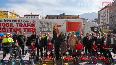 Hakkari Valisi Ali Çelik, eski belediye alanında kurulan Mobil Trafik