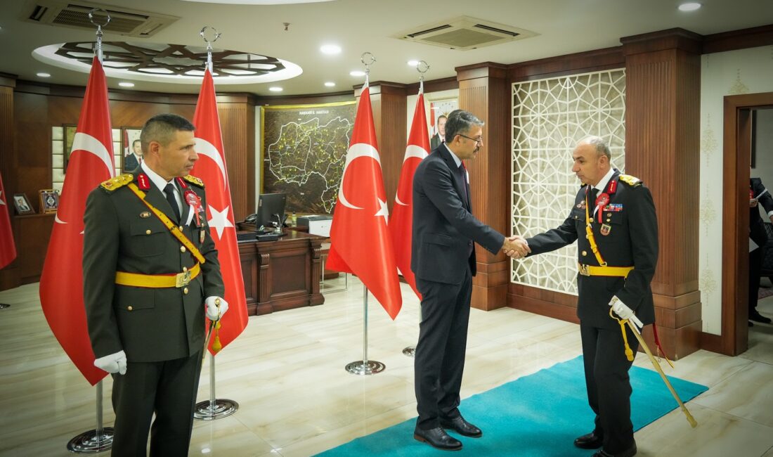 Hakkari’de Cumhuriyet Coşkusu: Vali Ali Çelik, Tebrikleri Kabul Etti! Hakkari’de 29 Ekim Cumhuriyet Bayramı’nın 102. yılı kutlamaları kapsamında Valilik