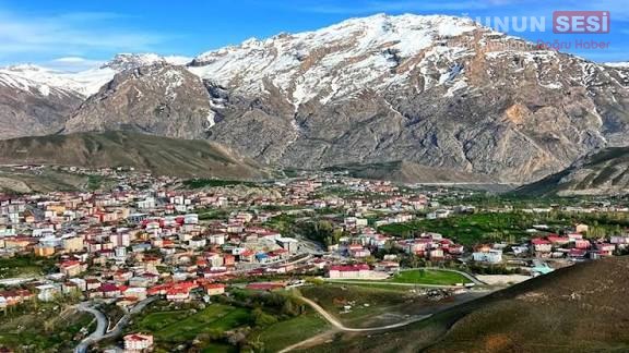 Hakkari’nin Spordaki Yükselişi: Dağların Şehri Sporun Yeni Merkezi Oluyor Son yıllarda Hakkari, sadece coğrafi güzellikleriyle değil, spordaki dikkat çekici