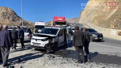 Hakkari’nin Şehir Tepesi mevkiinde kamyonet ile otomobilin çarpışması sonucu trafik