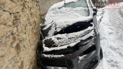 Hakkari’nin Gazi Mahallesin'de etkili olan kar yağışı, trafikte olumsuzluklara neden