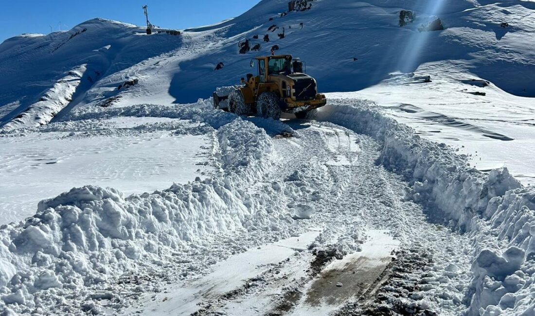 Hakkari’de Üs Bölgelerinde Karla Mücadele Seferberliği: 22 Yoldan 18’i Açıldı Hakkari genelinde etkili olan yoğun kar yağışı sonrası, özellikle yüksek