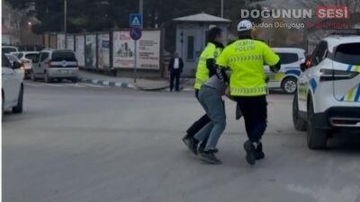 Hakkari’nin Yüksekova ilçesinde alkollü bir sürücü, trafik ekiplerinin “dur” ihtarına