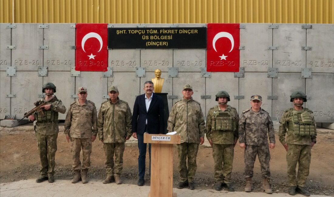 Vali Çelik Ve 2. Ordu Komutanı Topaloğlu, Sınırın En Uç Noktasındaki Üs Bölgelerini Ziyaret Etti Hakkari Valisi Ali Çelik, 2. Ordu Komutanı Korgeneral Zorlu Topaloğlu