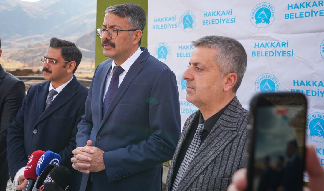 Hakkari Valisi Ali Çelik’ten Şehir Merkezinin İçme Suyu Sorununa Kalıcı Çözüm Mesajı Hakkari Valisi Ali Çelik, kent merkezinin içme suyu ihtiyacına yönelik