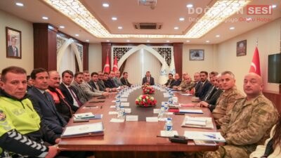 Hakkari Valisi Ali Çelik başkanlığında, kurum amirlerinin katılımıyla Karla Mücadele