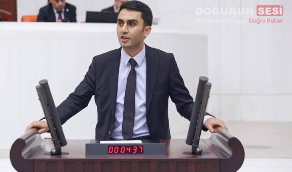“Hakkari Tehlike Altında: Parlak Meclis’te Yol Gerçeğini Gözler Önüne Serdi!” DEM Parti Hakkari Milletvekili Vezir Parlak, TBMM’de yaptığı bütçe konuşmasında