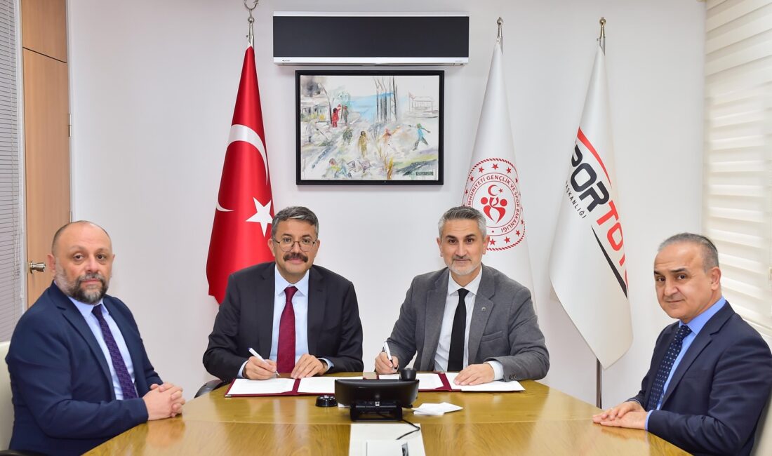 Hakkari Valisi Ali Çelik’ten Spor Altyapısına 3 Dev Yatırım: Protokoller İmzalandı Hakkari’de spor altyapısını güçlendirmeye yönelik üç büyük proje için önemli