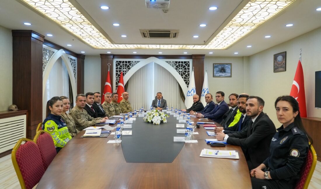 Hakkari Valisi Ali Çelik başkanlığında, İl Jandarma Komutanı Tuğgeneral Cafer