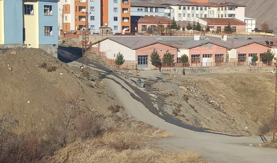 Hakkari’nin Merzan Mahallesin'de, Spor Lisesi Pansiyonu’nun hemen yanında kanalizasyon sularının