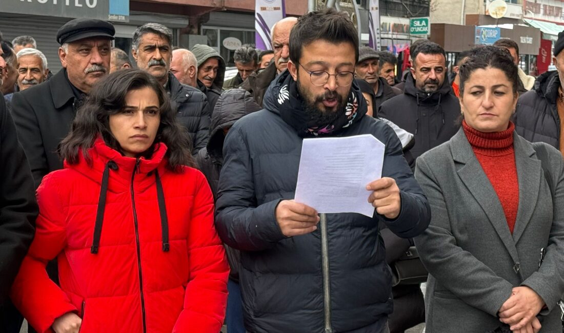 Hakkari’de “Eşit Ücret, Ekmek ve Barış” Talebiyle Basın Açıklaması Yapıldı Hakkari’de DEM Parti İl Başkanlığı önünde “Eşit Ücret, Ekmek ve