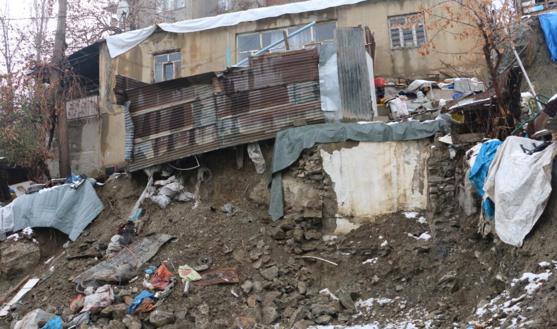 Hakkari’nin Bulak Mahallesi’nde belediye tarafından yapılan temel kazısı sonrası yaşanan