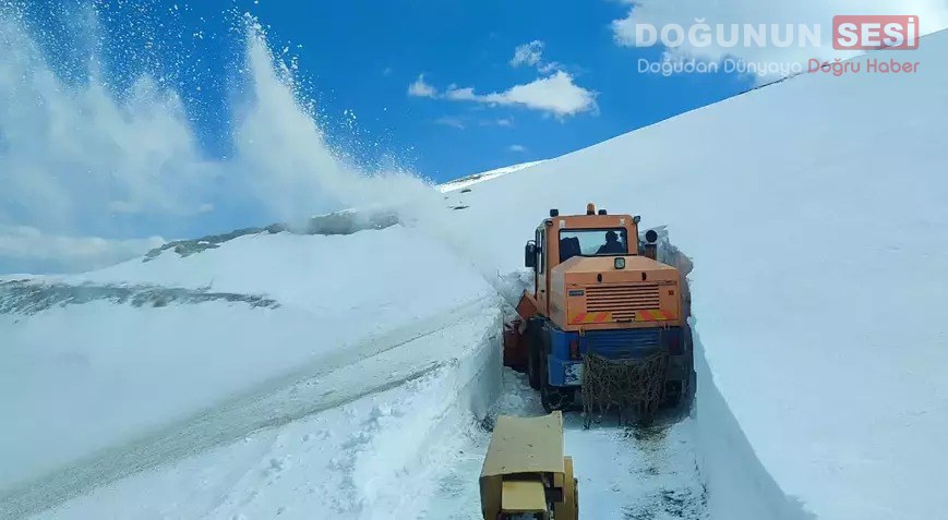 Hakkari’de Ulaşım Rahatladı: Kapalı Köy ve Mezra Yolu Kalmadı Hakkari genelinde etkili olan kar yağışının ardından yürütülen yoğun çalışmalar