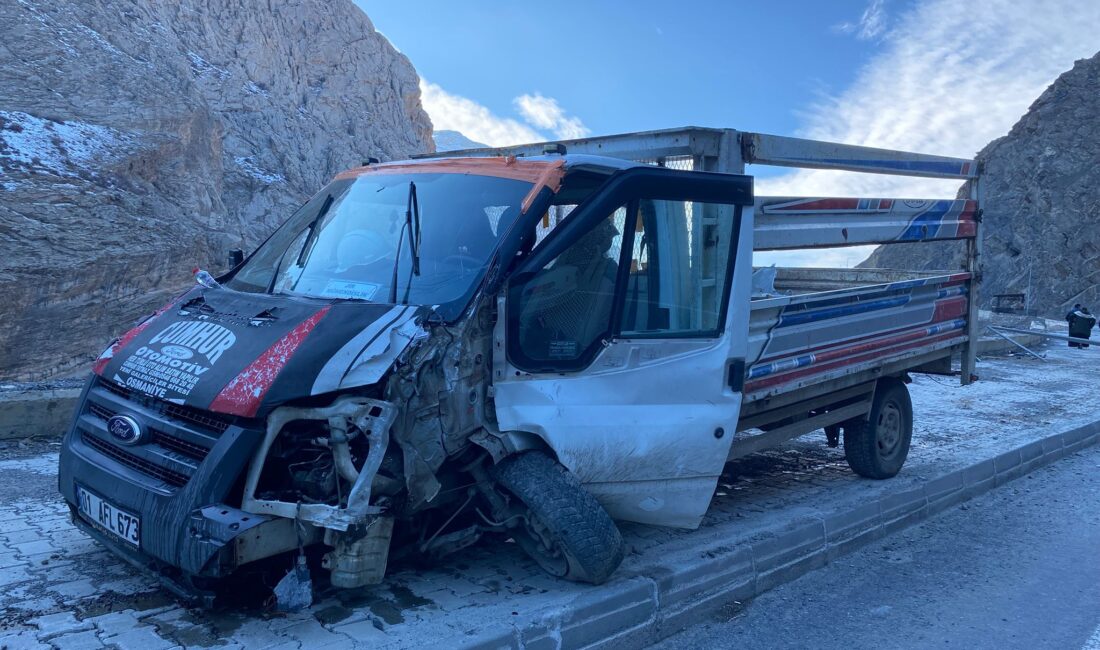Hakkari’de sabah saatlerinde meydana gelen trafik kazasında, VEDAŞ ekiplerine ait