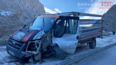 Hakkari’de sabah saatlerinde meydana gelen trafik kazasında, VEDAŞ ekiplerine ait