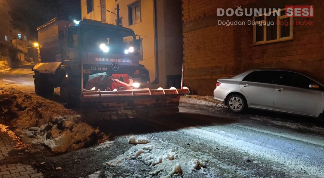 Hakkari Belediyesi Olası Kazalara Karşı Tuzlama Çalışmalarını Başlattı Hakkari Belediyesi, kent genelinde etkili olması beklenen soğuk hava ve