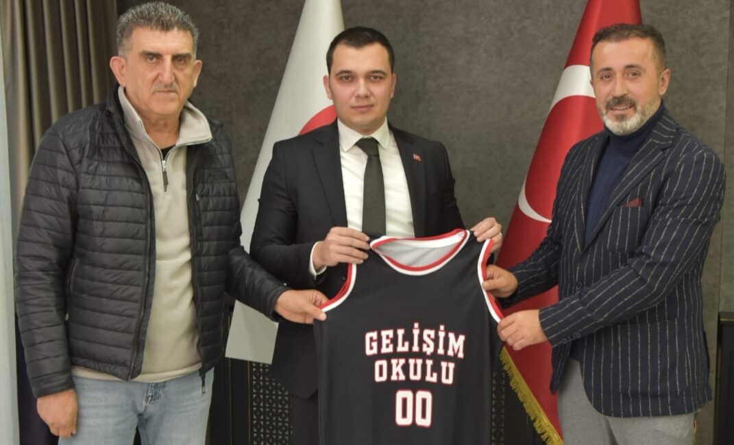 TBF Hakkari Temsilcisi Yakup Aktaş’tan Vali Yardımcısı Orçun Cüneyt Zor’a Ziyaret Türkiye Basketbol Federasyonu (TBF) Hakkari Temsilcisi Yakup Aktaş, eski profesyonel
