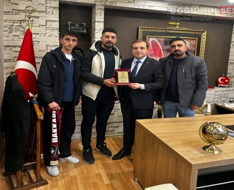 Hakkari Zapspor’un güçlü taraftar gruplarından BarikatZap, kentteki kurum ziyaretlerine devam
