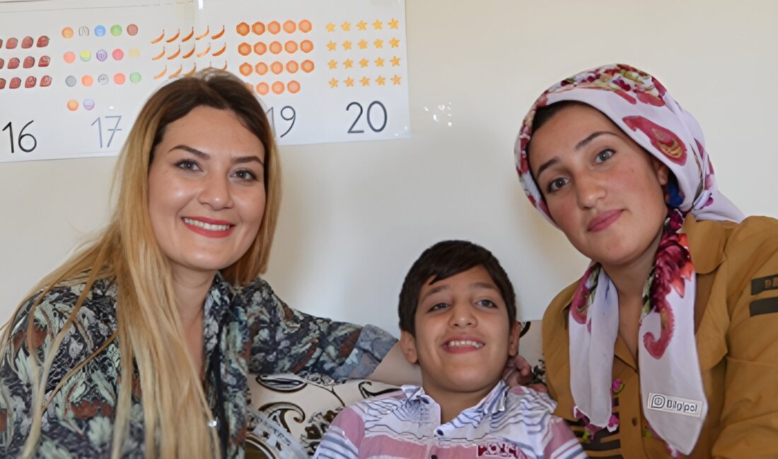 Alime Taşcı’dan Umut Dersi Yüksekova’da Engeller Evde Aşıldı Hakkari’nin Yüksekova ilçesinde görev yapan öğretmen Alime Taşcı, bedensel engeli