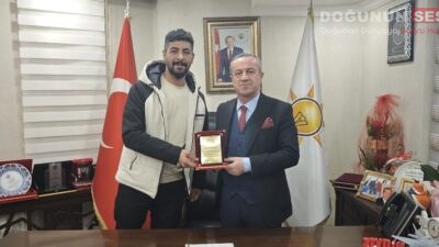 Barikatzap’tan Başkan Kaya’ya Teşekkür Plaketi Barikatzap Taraftar Grubu Başkanı Onur Çallı, Av. Zeydin Kaya’yı makamında