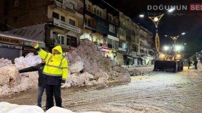 Yoğun kar yağışının ardından Şemdinli Belediyesi ekipleri, çarşı merkezinde gece