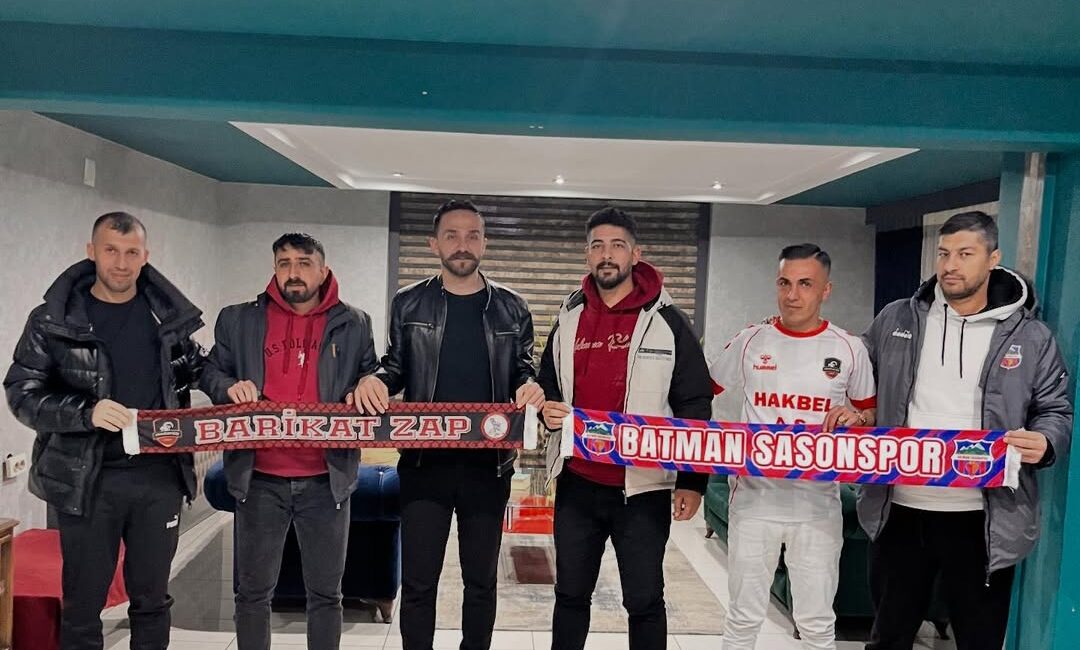Barikatzap’tan anlamlı ziyaret BarikatZap taraftar grubu, Hakkari’de konaklayan Batman Sasonspor kafilesini kaldıkları otelde