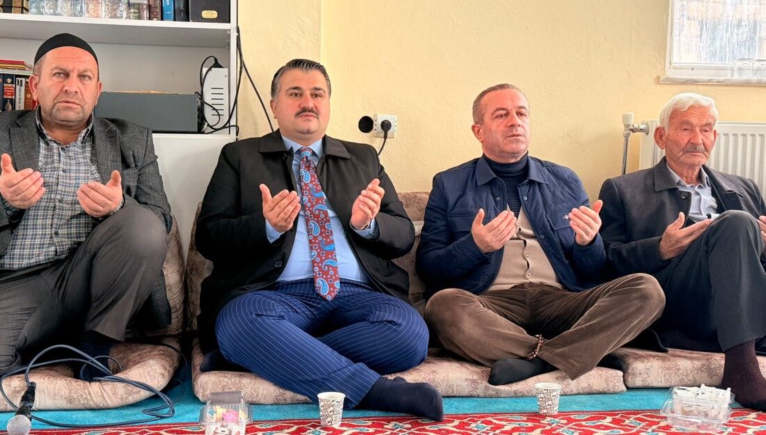 Acılı Aileye Anlamlı Ziyaret AK Parti Hakkari İl Yönetimi Taziyede AK Parti Hakkari İl Başkanı Zeydin Kaya ile AK Parti