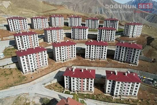 Hakkari Merkez’de yapımı devam eden TOKİ konutları için merakla beklenen