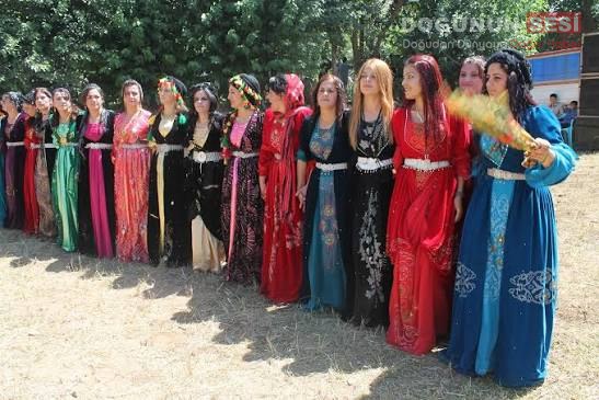 Hakkari Düğünlerinde Fahiş Fiyat Tepkisi Hakkari’de düğün sanatçılarının talep ettiği yüksek ücretler, evlenme hazırlığı yapan