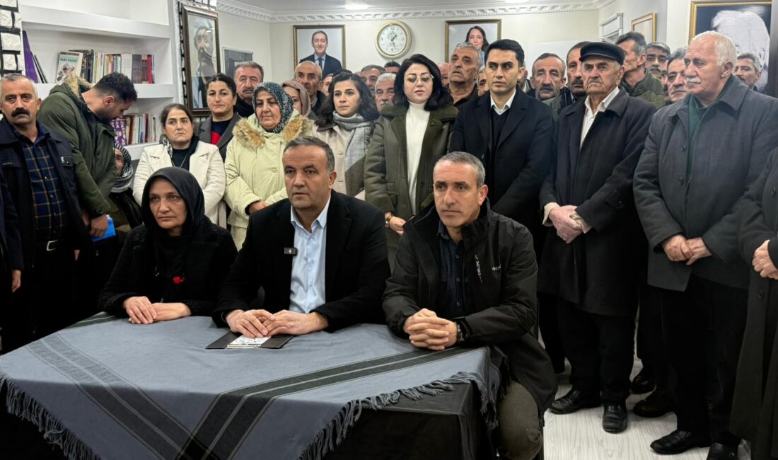 DEM Parti Hakkari İl binasında düzenlenen basın açıklamasında Rojava’ya yönelik