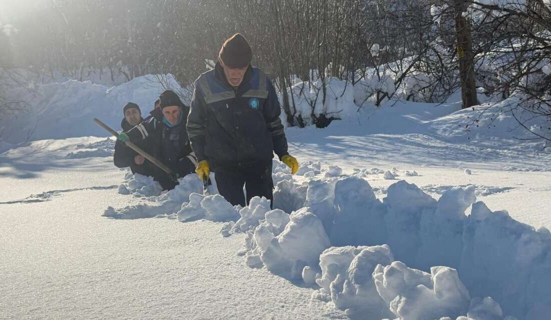 1,5 Metrelik Karda İnsanüstü Mücadele: Su Arıza Ekipleri Karı Deşerek Arızaya Ulaştı Hakkari Belediyesi Su Arıza ekipleri, Merzan Mahallesin'de sondaj suyu pompasının