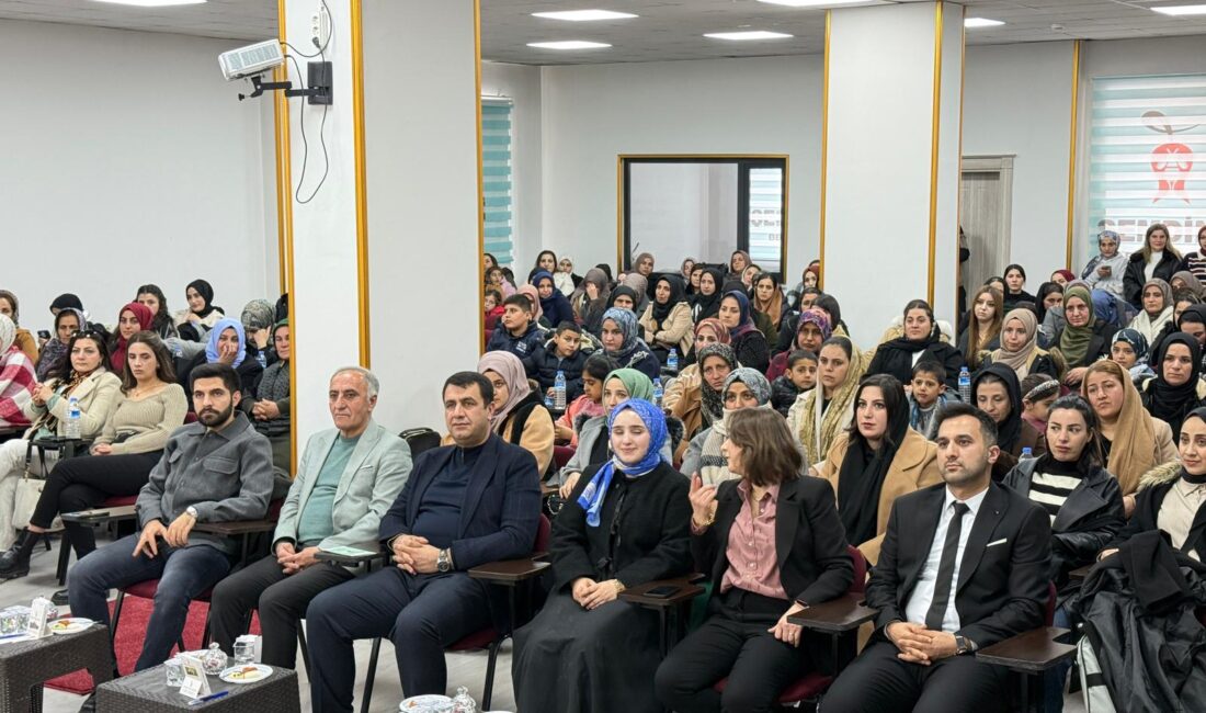 Şemdinli’de Kadınlara Yönelik Bağımlılıkla Mücadelede Farkındalık Eğitimi Şemdinli Belediyesi Konferans Salonu’nda, kadınlara yönelik bağımlılıkla mücadele eğitimi gerçekleştirildi.