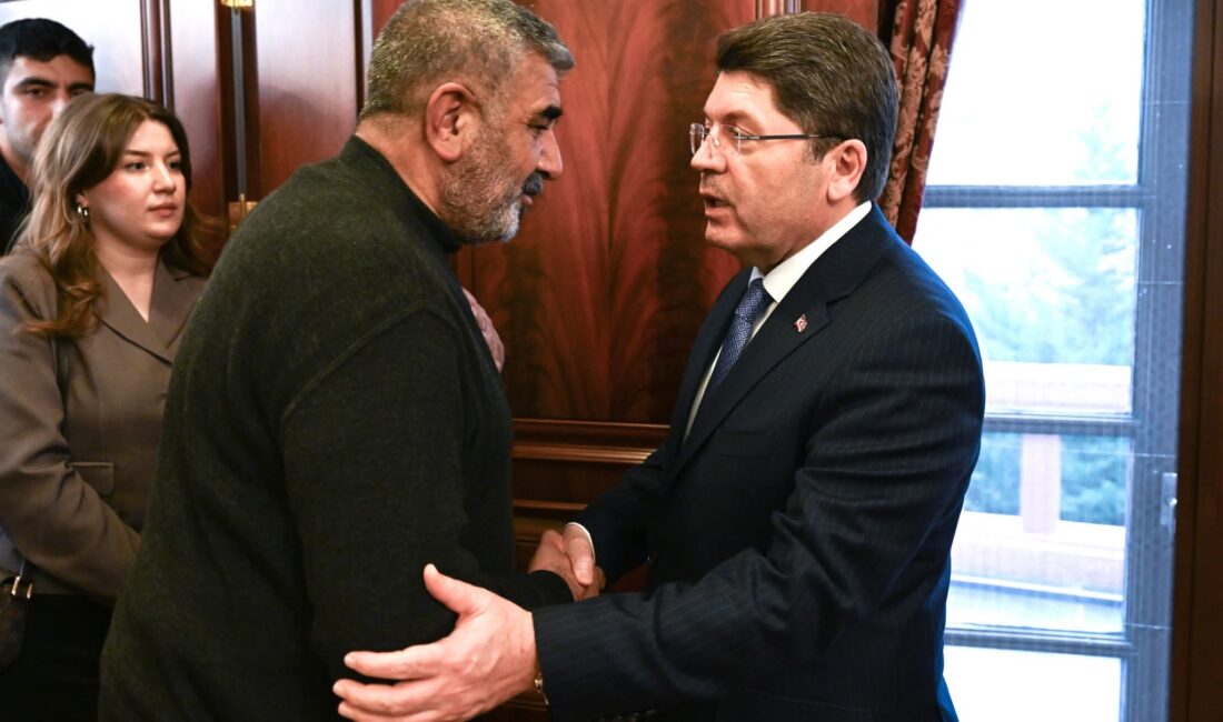 Bakan Tunç’tan Rojin Kabaiş Dosyası İçin Net Mesaj: “Gerçek Ortaya Çıkacak, Adalet Eksiksiz Sağlanacak” Adalet Bakanı Yılmaz Tunç, Van’da yaşamını yitiren üniversite öğrencisi Rojin