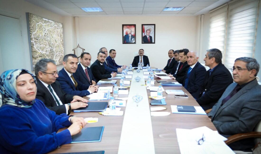 Hakkari’de Dev Bütçe Zirvesi 210 Proje, 5 Milyar TL’lik Yatırım Masaya Yatırıldı Hakkari İl Özel İdaresin'de, Vali Ali Çelik başkanlığında gerçekleştirilen bütçe