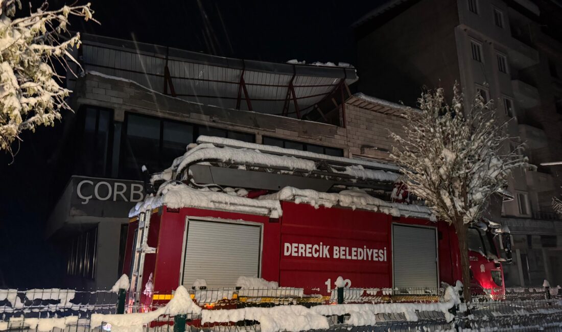 Derecik’te etkisini sürdüren yoğun kar yağışı, çatı çökmesi riskini artırmaya