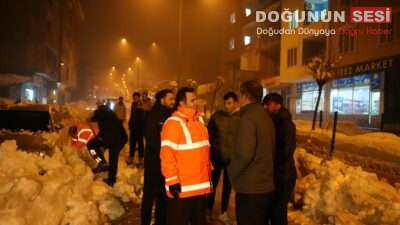 Derecik Belediyesi, ilçe genelinde etkili olan yoğun kar yağışına karşı