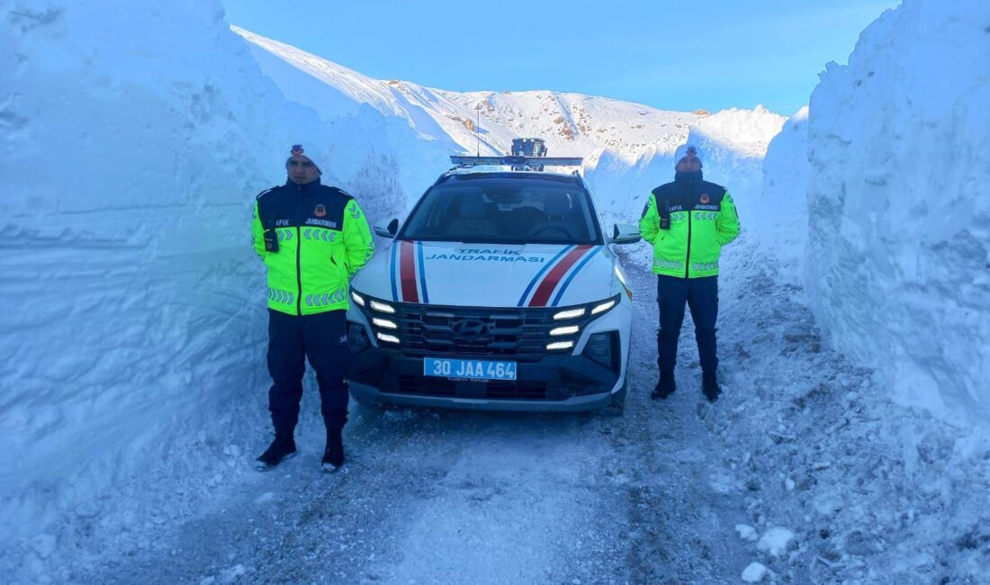 Hakkari İl Jandarma Komutanlığı’na bağlı Trafik Jandarması timleri, kış mevsiminde