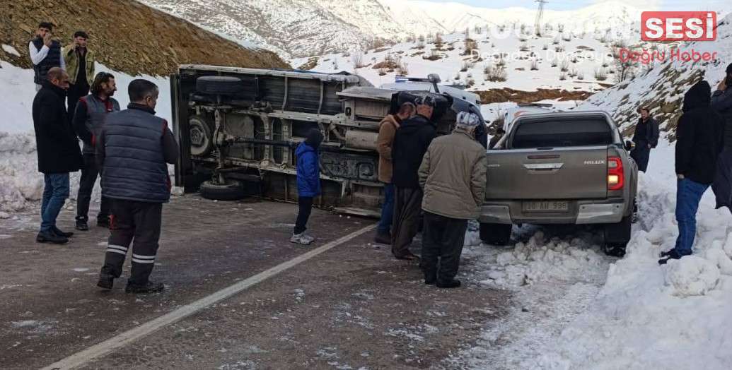 Hakkari’de meydana gelen trafik kazasında bir minibüs yan yatarak yolu