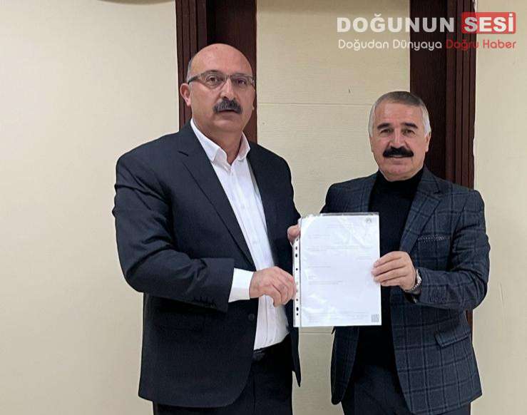 Hakkari Esnaf ve Sanatkarlar Odası Başkanı Akboğa Mazbatasını Aldı Hakkari Esnaf ve Sanatkarlar Odası’nda 10 Ocak’ta gerçekleştirilen seçimlerin ardından,