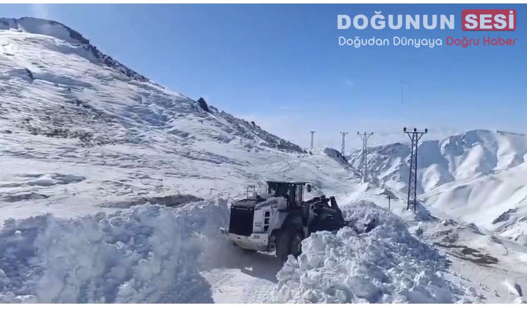 Hakkari’de 24 Saatte 310 Yerleşim Yerinin Yolu Ulaşıma Açıldı Hakkari’de etkili olan yoğun kar yağışı nedeniyle ulaşıma kapanan köy
