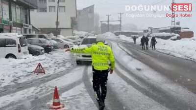 Hakkari’de etkisini sürdüren yoğun kar yağışıyla birlikte, Hakkari İl Emniyet