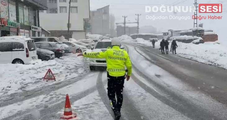 Hakkari’de Kış Tedbirleri: Trafik Ekiplerinden Örnek Çalışma Hakkari’de etkisini sürdüren yoğun kar yağışıyla birlikte, Hakkari İl Emniyet