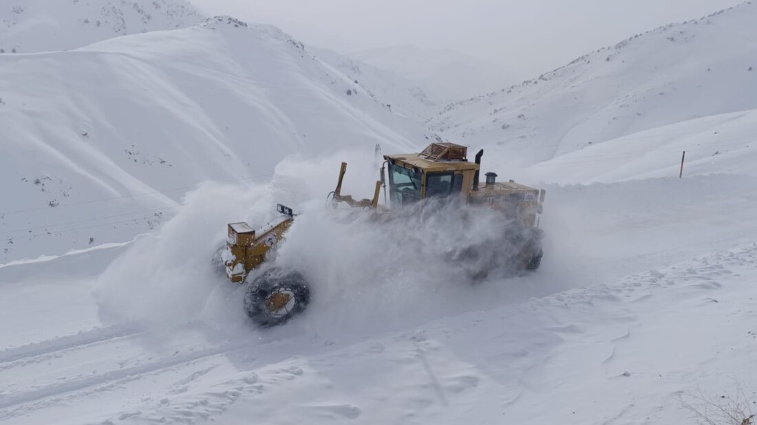 Hakkari’de etkili olan kar yağışı nedeniyle ulaşıma kapanan köy ve