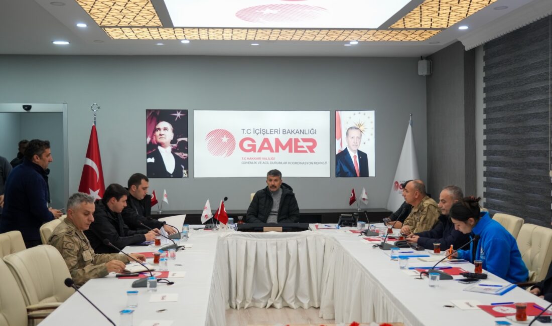 Yoğun kar yağışı, çığ riski ve don tehlikesi nedeniyle Hakkari’de